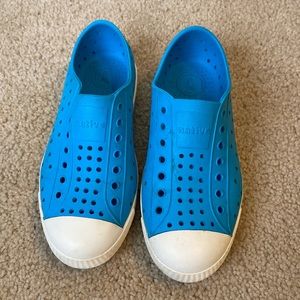 Native Jefferson water shoes, boys size J1